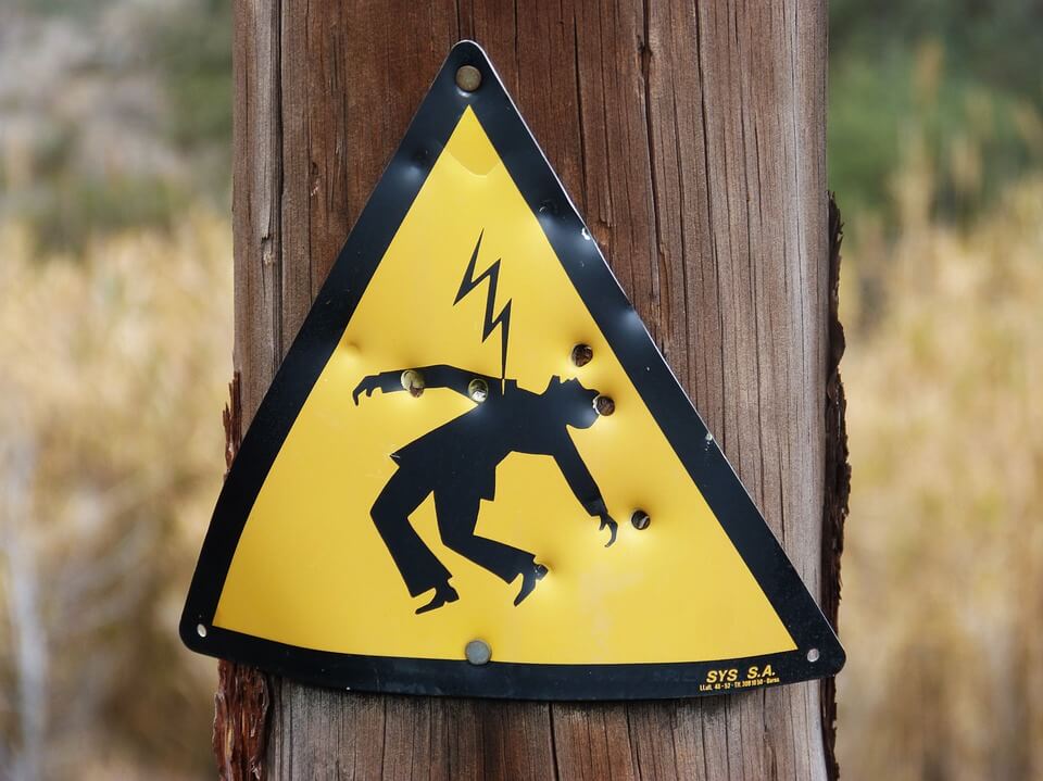 Jak ochronić się przed niebezpieczeństwami związanymi z prądem?